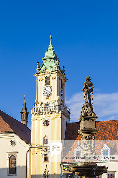 Slowakei  Bratislava  Blick auf das alte Rathaus und den Maximilianbrunnen in der Altstadt
