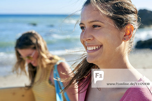 Zwei glückliche Frauen am Strand