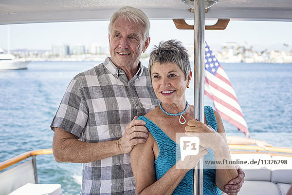 Lächelndes Paar auf einer Bootsfahrt
