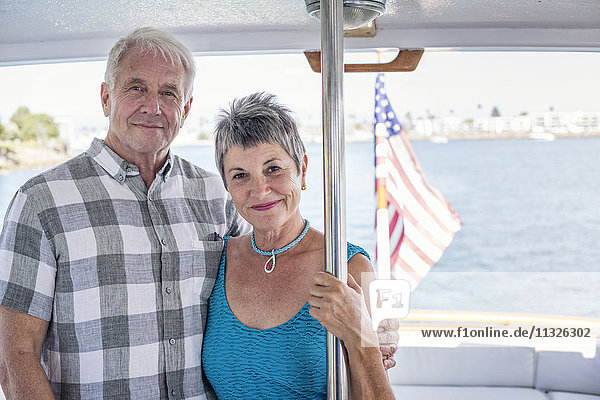 Lächelndes Paar auf einer Bootsfahrt