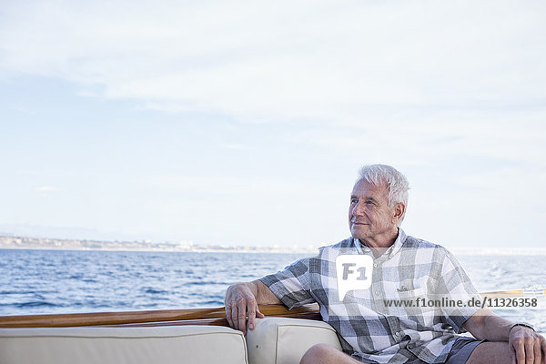 Senior auf einer Bootsfahrt