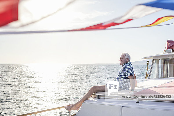 Senior auf einer Bootsfahrt