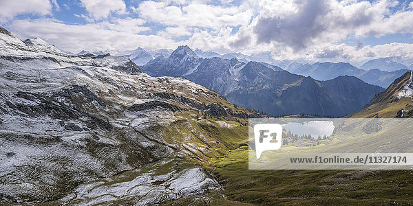 Deutschland  Allgäuer Alpen  Panoramablick vom Zeigersattel zum Seealpsee mit Hoefats im Hintergrund