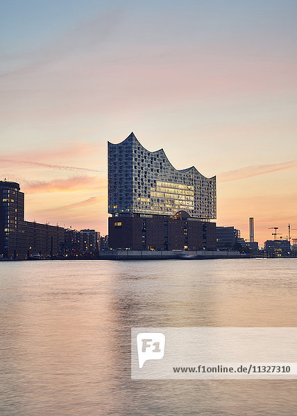 Deutschland  Hamburg  Blick auf die Elbphilharmonie bei Sonnenaufgang