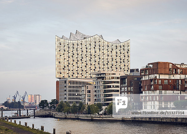 Deutschland  Hamburg  Hafencity  Blick auf Elbphilharmonie mit Mehrfamilienhäusern im Vordergrund