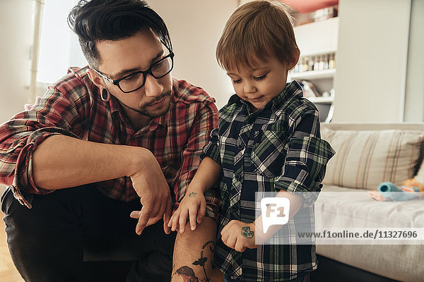 Stolzer Sohn zeigt gemaltes Tattoo auf der Hand
