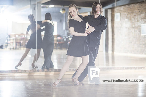 Paare tanzen Tango im Studio