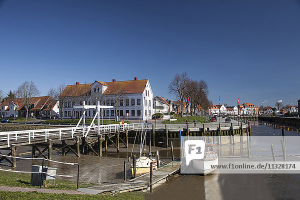 alte historische weiße Brücke über den Hafen von Tönning  Schleswig-Holstein  Deutschland  Europa