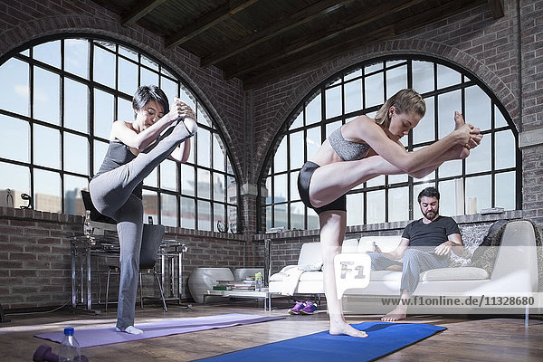 Zwei Frauen bei Yoga-Übungen im Studio