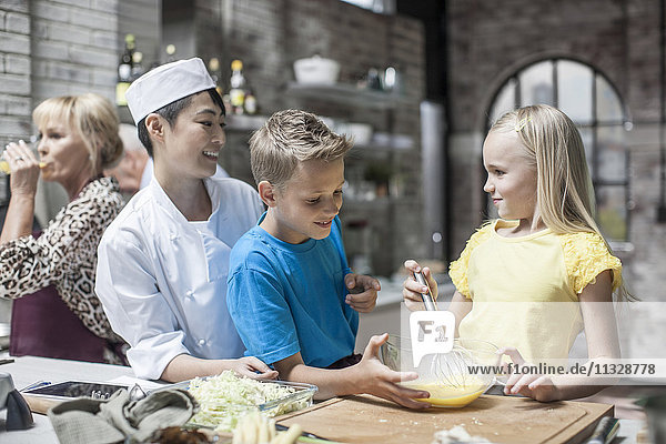Kinder und Erwachsene beim Kochkurs