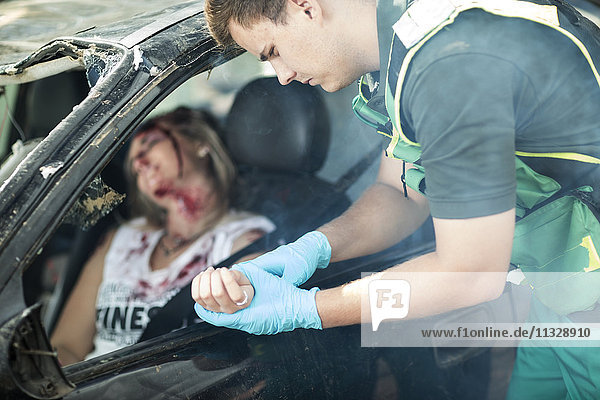 Rettungssanitäter hilft Autounfallopfer nach Unfall