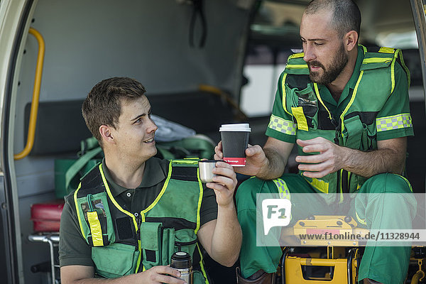 Rettungssanitäter machen eine Pause auf dem Rücksitz des Krankenwagens