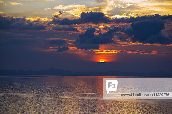 Sonnenuntergang über dem Titicacasee in Peru
