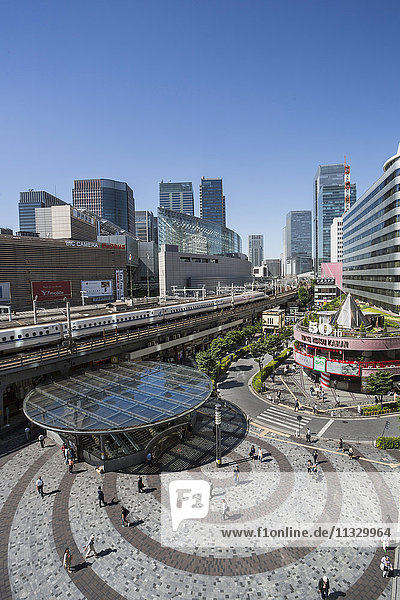 Bahnhof Yurakucho mit Hochgeschwindigkeitszug in Tokio City