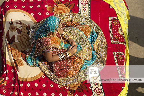 Wüstenfest mit einheimischer Frau in Jaisalmer  Rajasthan