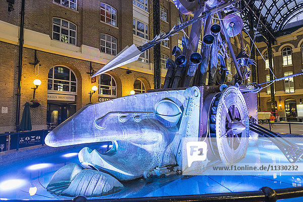 England  London  Southwark  Hays Galleria  Skulptur mit dem Titel 'The Navigators' von David Kemp'.