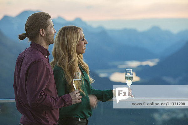 Trinkendes Ehepaar auf Muottas Muragl  Graubünden