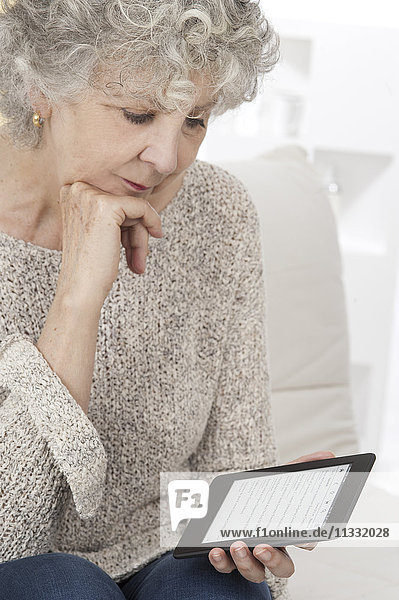 Ältere Frau liest ein ebook.