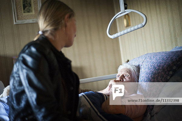 Reportage über eine selbstständige Krankenschwester in Haute-Savoie  Frankreich. Aline ist jeden Tag in ihrem kleinen Bergdorf unterwegs  um ihre Patienten zu besuchen. Sie hat auch eine Praxis in der Stadt  die sie sich mit zwei anderen Kollegen teilt. Aline gibt einer bettlägerigen Frau ihre Medizin.