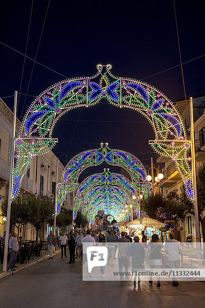 Italien  Apulien  Spinazzola  traditionelles ''luminarie'' Fest im Stadtzentrum'