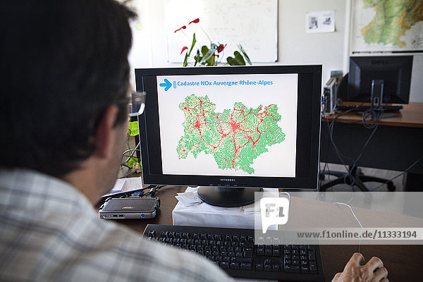 Reportage on the observatory accredited by the French Ecology  Sustainable Development and Energy Ministry to provide surveillance and information on air quality in the Auvergne-Rhône-Alpes area of France. A map showing pollution issuing from the main road network.