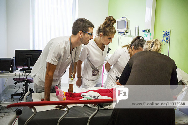 Reportage aus der pädiatrischen Notaufnahme eines Krankenhauses in Haute-Savoie  Frankreich. Krankenschwestern und eine Hilfskrankenschwester sprechen mit einem jungen Patienten.