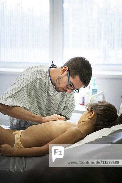 Reportage aus der pädiatrischen Notaufnahme eines Krankenhauses in Haute-Savoie  Frankreich. Ein Arzt führt einen Bluttest für eine Blutuntersuchung durch.