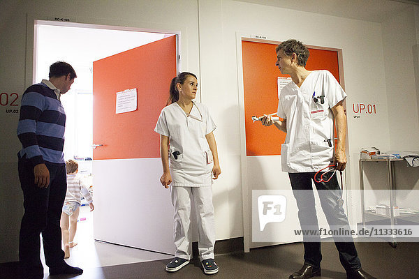 Reportage aus der pädiatrischen Notaufnahme eines Krankenhauses in Haute-Savoie  Frankreich. Ein Arzt spricht mit einer Krankenschwester.