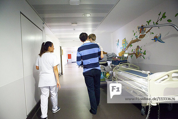 Reportage aus der pädiatrischen Notaufnahme eines Krankenhauses in Haute-Savoie  Frankreich. Eine Krankenschwester begleitet einen Vater und seinen Sohn.