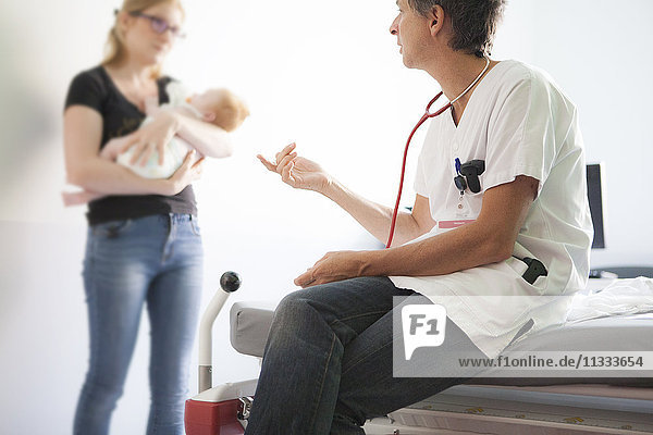 Reportage aus der pädiatrischen Notaufnahme eines Krankenhauses in Haute-Savoie  Frankreich. Ein Arzt spricht mit der Mutter eines jungen Patienten.