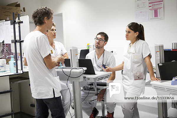 Reportage aus der pädiatrischen Notaufnahme eines Krankenhauses in Haute-Savoie  Frankreich. Ein Arzt  Krankenschwestern und eine Hilfsschwester.