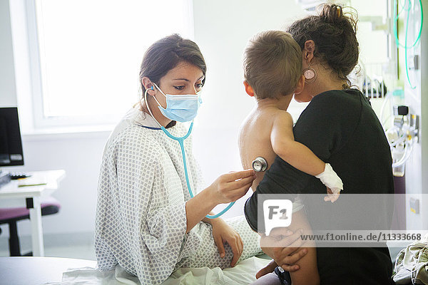 Reportage aus der pädiatrischen Notaufnahme eines Krankenhauses in Haute-Savoie  Frankreich. Ein Arzt untersucht einen kleinen Jungen.