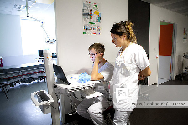 Reportage aus der pädiatrischen Notaufnahme eines Krankenhauses in Haute-Savoie  Frankreich. Krankenschwestern.