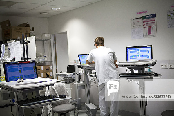 Reportage aus der pädiatrischen Notaufnahme eines Krankenhauses in Haute-Savoie  Frankreich. Krankenschwester.