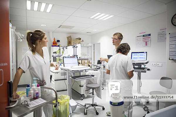Reportage aus der pädiatrischen Notaufnahme eines Krankenhauses in Haute-Savoie  Frankreich. Krankenschwestern und eine Hilfsschwester.