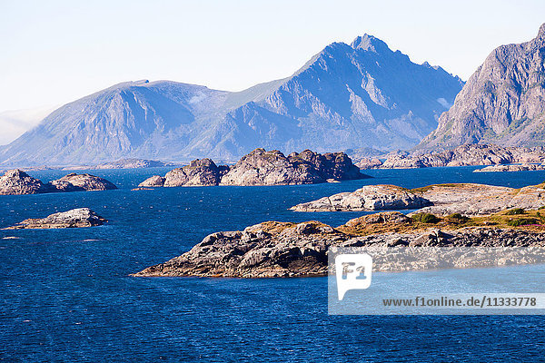 Europa  Norwegen  Lofoten  Henningsvaer  Meereslandschaften mit Felsen und Bergen