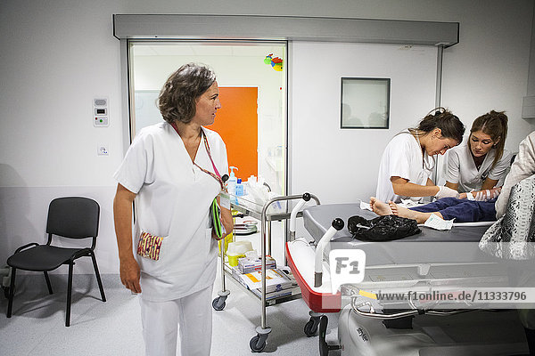 Reportage aus der pädiatrischen Notaufnahme eines Krankenhauses in Haute-Savoie  Frankreich. Eine Hilfsschwester.