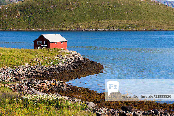 Europa  Norwegen  Lofoten  Insel Flakstadoya  Blick auf ein kleines Fischerdorf