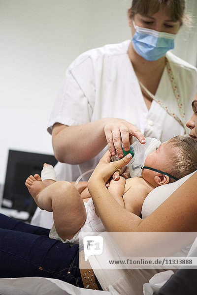 Reportage aus der pädiatrischen Notaufnahme eines Krankenhauses in Haute-Savoie  Frankreich. Ein an Bronchiolitis erkranktes Baby erhält eine Inhalationssitzung.