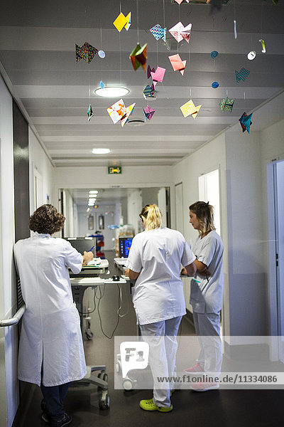 Reportage aus der Kinderstation eines Krankenhauses in Haute-Savoie  Frankreich. Ein Arzt und zwei Krankenschwestern machen die Morgenvisite.