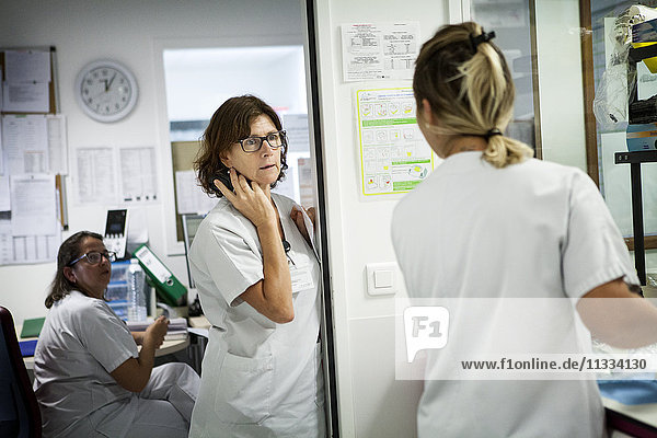 Reportage über die pädiatrische Abteilung eines Krankenhauses in Haute-Savoie  Frankreich. Ein Arzt spricht mit einer Krankenschwester.