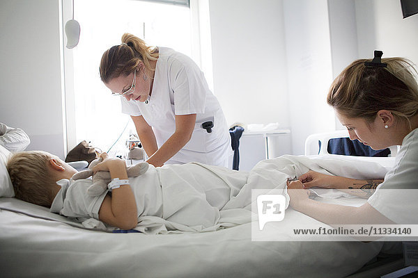 Reportage aus der pädiatrischen Abteilung eines Krankenhauses in Haute-Savoie  Frankreich. Zwei Krankenschwestern kümmern sich um einen jungen Patienten  der gerade aus dem OP kommt.