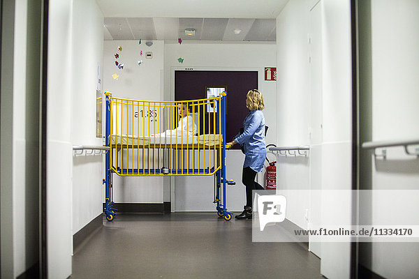 Reportage aus der Kinderabteilung eines Krankenhauses in Haute-Savoie  Frankreich.