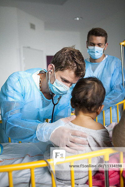Reportage aus der pädiatrischen Abteilung eines Krankenhauses in Haute-Savoie  Frankreich. Atemtherapiesitzung für ein Baby mit Atembeschwerden.