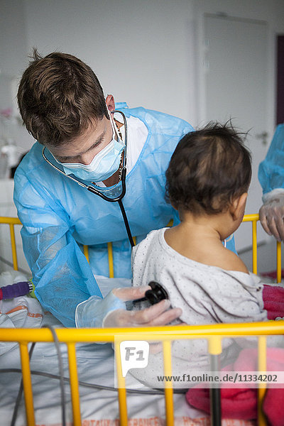 Reportage aus der pädiatrischen Abteilung eines Krankenhauses in Haute-Savoie  Frankreich. Atemtherapiesitzung für ein Baby mit Atembeschwerden.