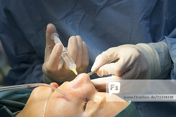Reportage in der Mozart-Klinik für plastische Chirurgie in Nizza  Frankreich. Rhinoplastik: Infiltration der Nasenschleimhaut.
