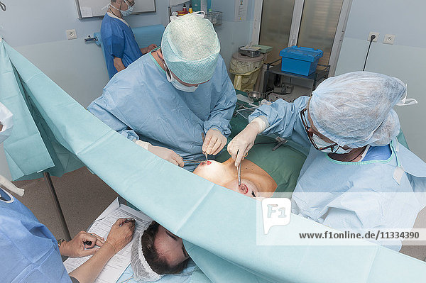 Reportage in der Mozart-Klinik für plastische Chirurgie in Nizza  Frankreich. Einsetzen von Brustimplantaten mit der Rundblocktechnik. Beide Seiten werden gleichzeitig genäht.