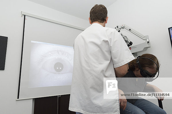 Reportage über einen HNO-Arzt in Nizza  Frankreich  der Patienten behandelt  die unter Schwindelgefühlen leiden. Ein 65-jähriger Patient während einer Videonystagoskopie-Untersuchung. Mit Hilfe einer Videonystagoskopie-Maske  die das Auge mit Infrarot filmt  wird eine Analyse der Stabilität der Augenbewegung durchgeführt und nach einem Nystagmus gesucht. Zeigt der Test instabile Augenbewegungen unter verschiedenen Bedingungen  so liefert dies wichtige Informationen über die Ursache der Schwindelsymptome.