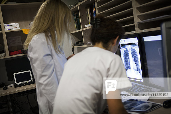 Reportage in einem Radiologiezentrum in Haute-Savoie  Frankreich. Ein Techniker und ein Radiologe.