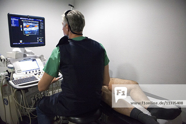 Reportage in einem radiologischen Zentrum in Haute-Savoie  Frankreich. Ein Radiologe führt einen Doppler-Ultraschall bei einem Patienten mit Krampfadern durch.